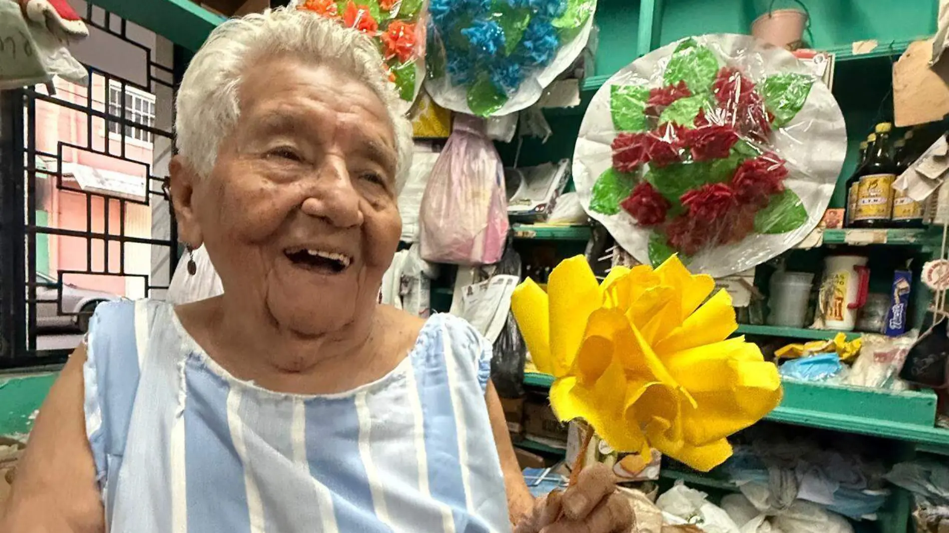 Pese a sus 98 años realiza el proceso de manera artesanal, cortando y pintando sin lentes